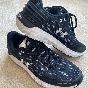 NWOT !!! Women 8.5 Under Armour Rogue shoes.